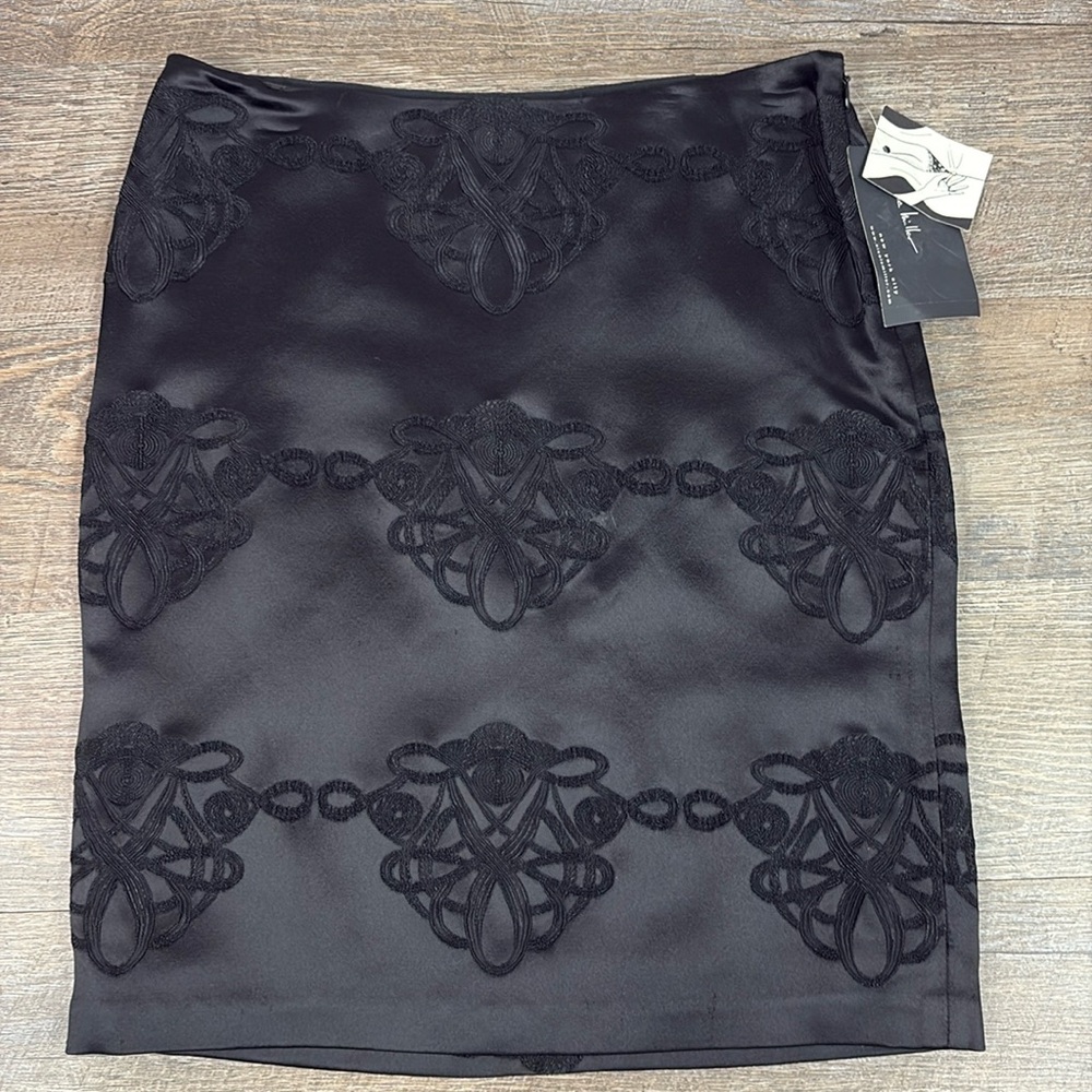NEW Nicole Miller Women’s Black Embroidered Satin Finish Pencil Skirt Size 4